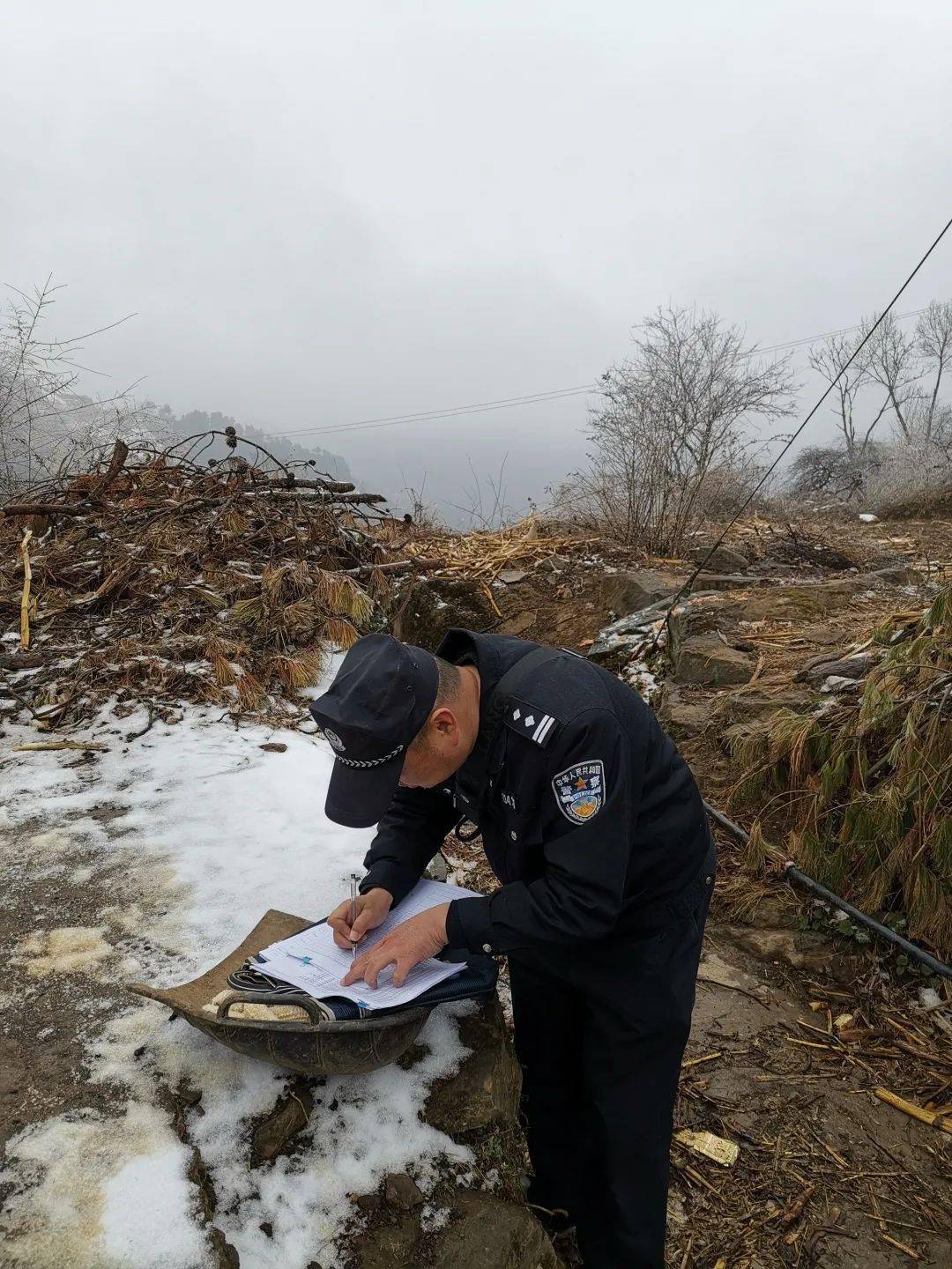 幫扶他從緝毒警變成了本地人記涼山州美姑縣瓦一覺村駐村第一書記李輝