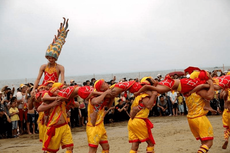它全部由人组成,龙首,龙身,龙尾都用人体接架组合