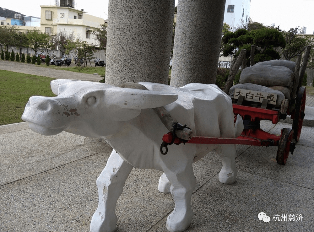 德杰师父也以大白牛车的精神,提醒静思弟子,扛起如来家业使命,一步一