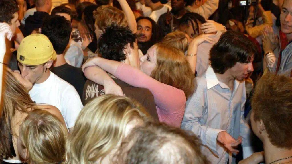 没错!在钟声敲响的一瞬间亲吻身边的陌生人,这是澳洲人的传统!