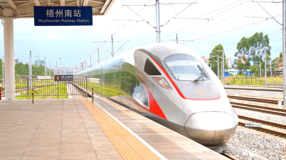 调图后,南广高铁开行20趟复兴号动车组,其中在梧州南站停靠办理