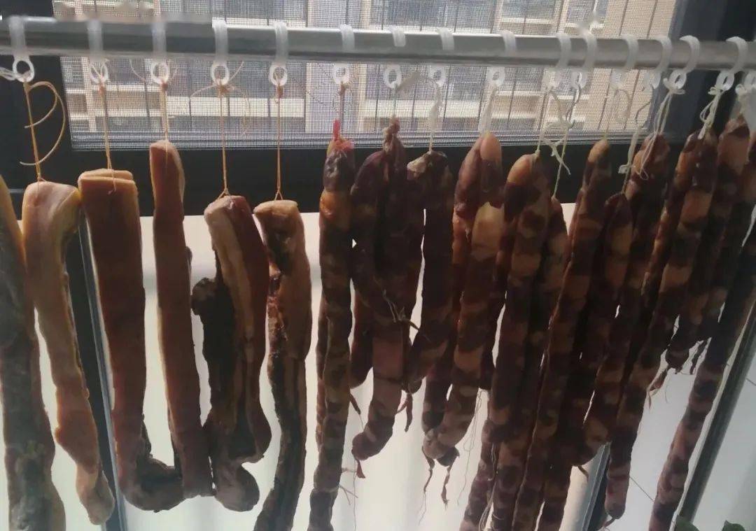 在窗户楼顶挂腊肉的小心桂林一户人家晒得差不多却被偷了