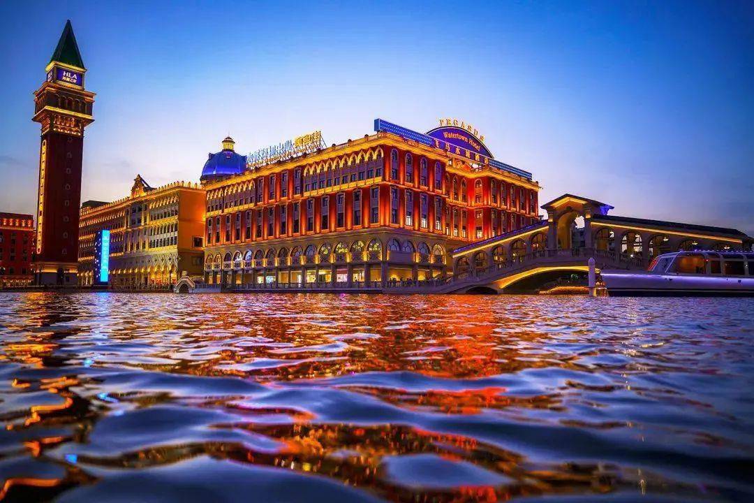 2009年,周建平又精心打造了海澜马术文化园,从而成为华东地区新赋盛名