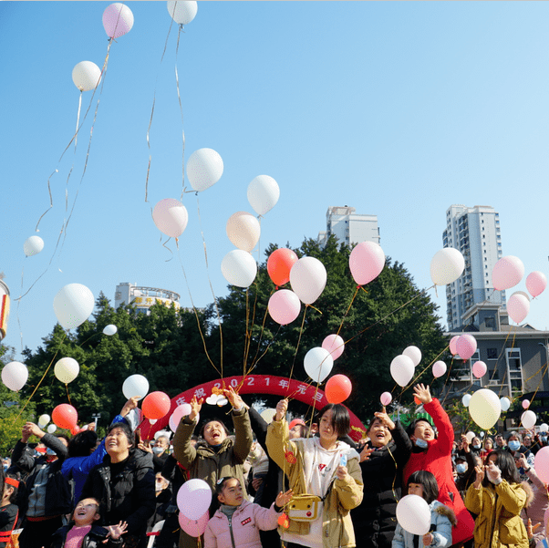 300位市民朋友在卡片上写下新年心愿,系在五彩的气球上,一同 放飞希望