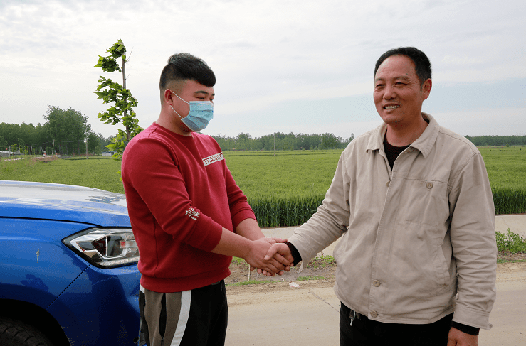 帮助受困父子顺利脱险 救出孩子后 蔡金海发现孩子身上的衣服已经湿透