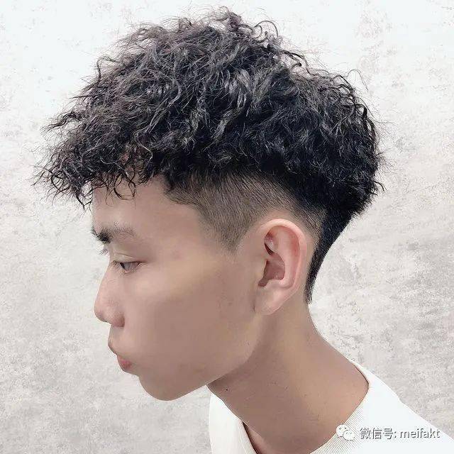 2021男生烫头发型图片