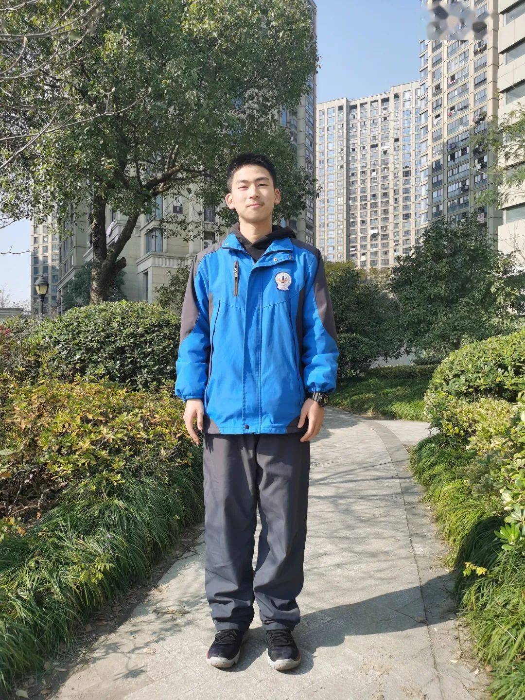 请投票给最美的ta临平一中第七届美丽学生评比活动