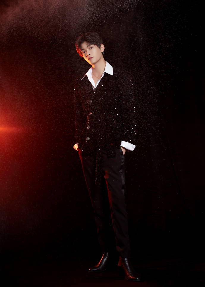 野性男友丁禹兮亮相湖南卫视跨年演唱会 快来接收他的满满爱意吧!