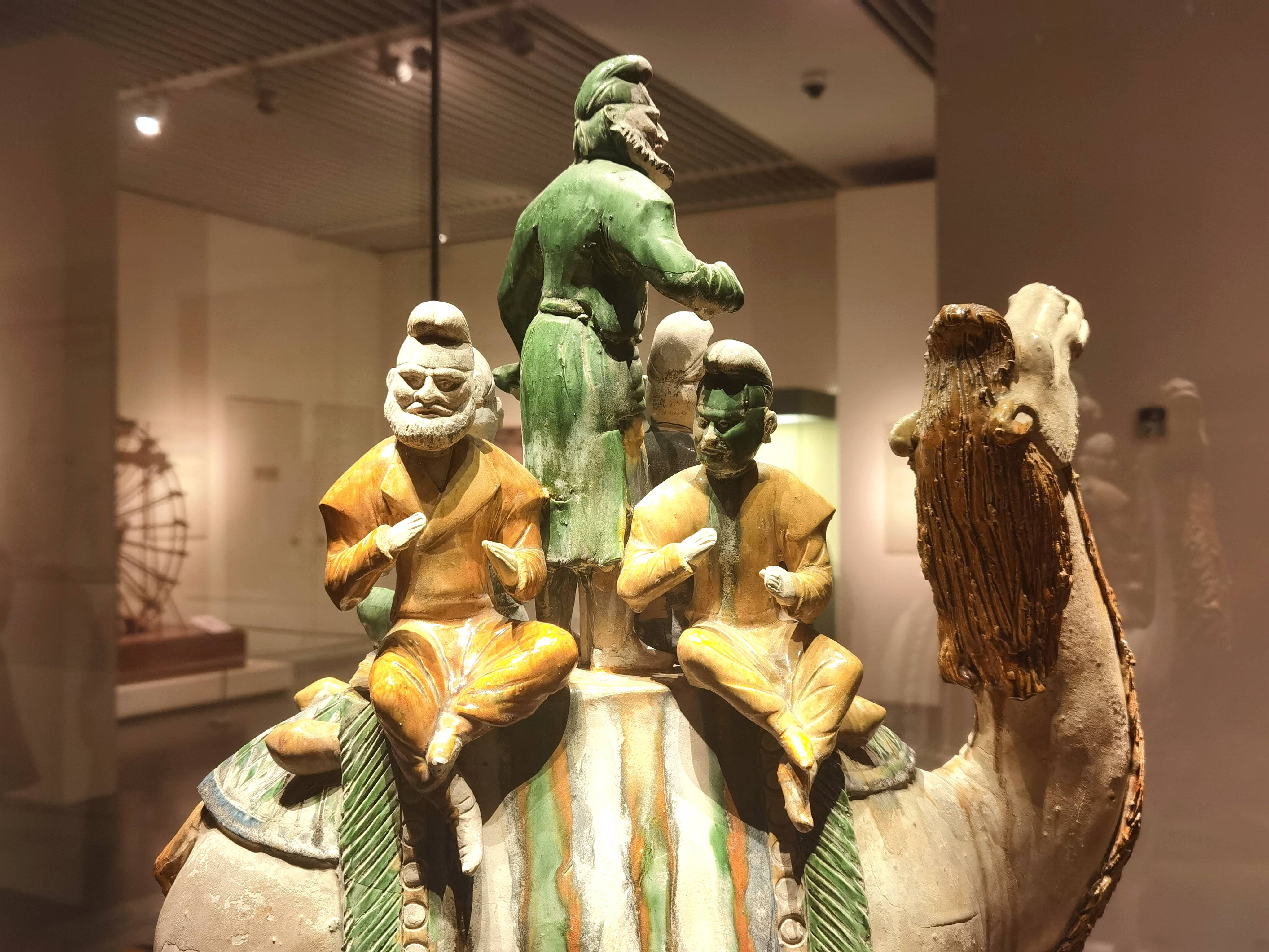 具有浪漫主义色彩的艺术珍品——唐代 · 三彩釉陶载乐骆驼