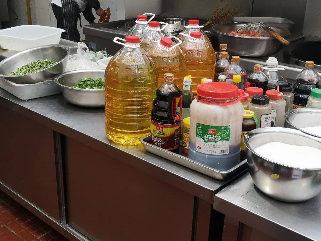 直击后厨!突击检查学校食堂,企业餐厅!