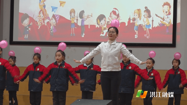 微洪江芙蓉小学百名学生歌舞迎元旦
