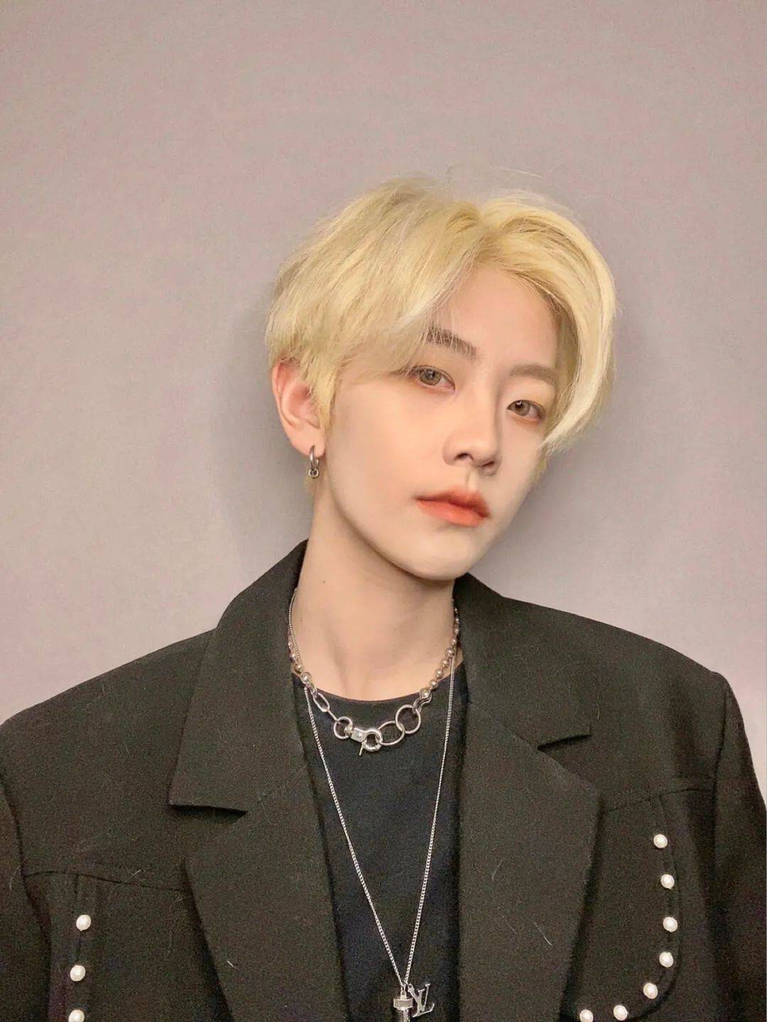 发型分享|中分发型 | 超级显白的白金色染了就是男团既视感黑色漂两次