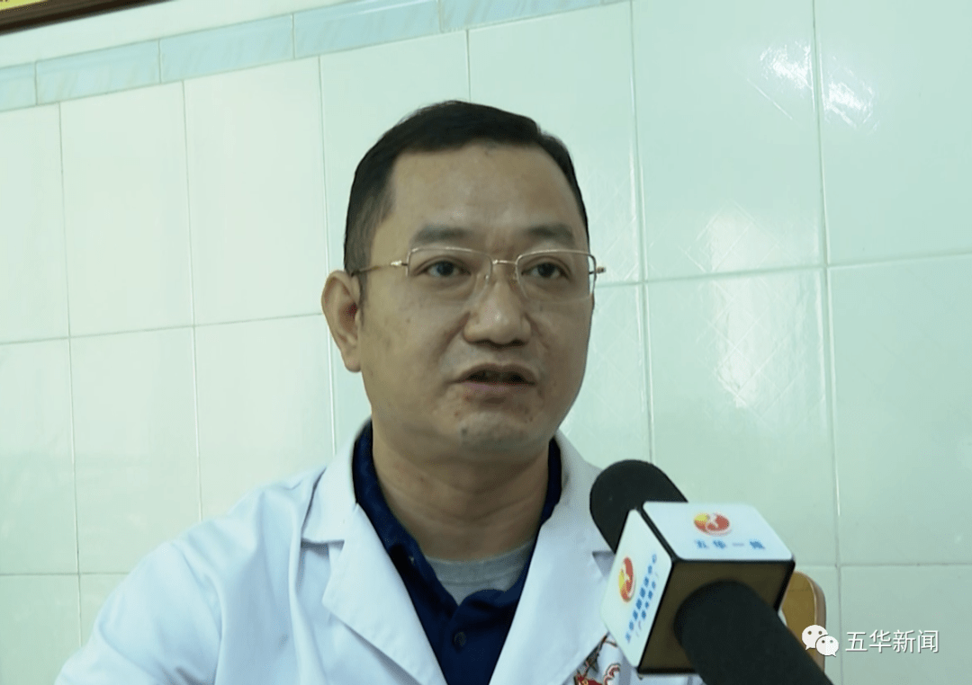 五华小男孩被热水烫伤,四指相连,溃烂严重._邓伟忠