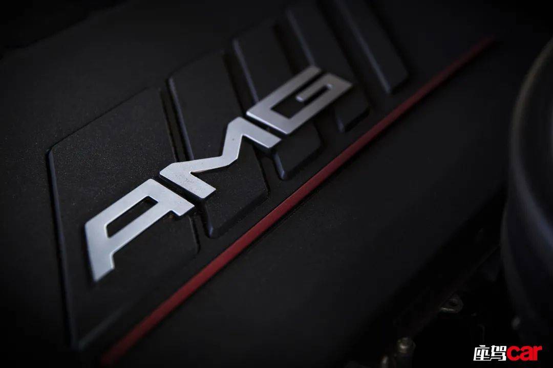 虽然没有amg工程师签名的铭牌,但是在一道深红色饰条映衬下,这台3.