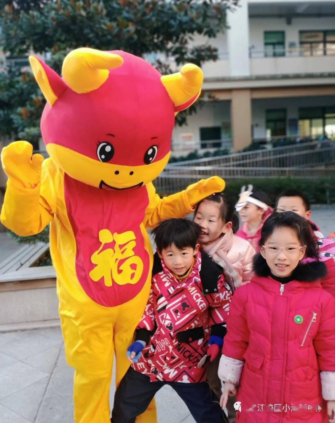 沿着路标顶一顶拍一拍跳一跳跨一跨和牛年人偶合个影穿越时光之