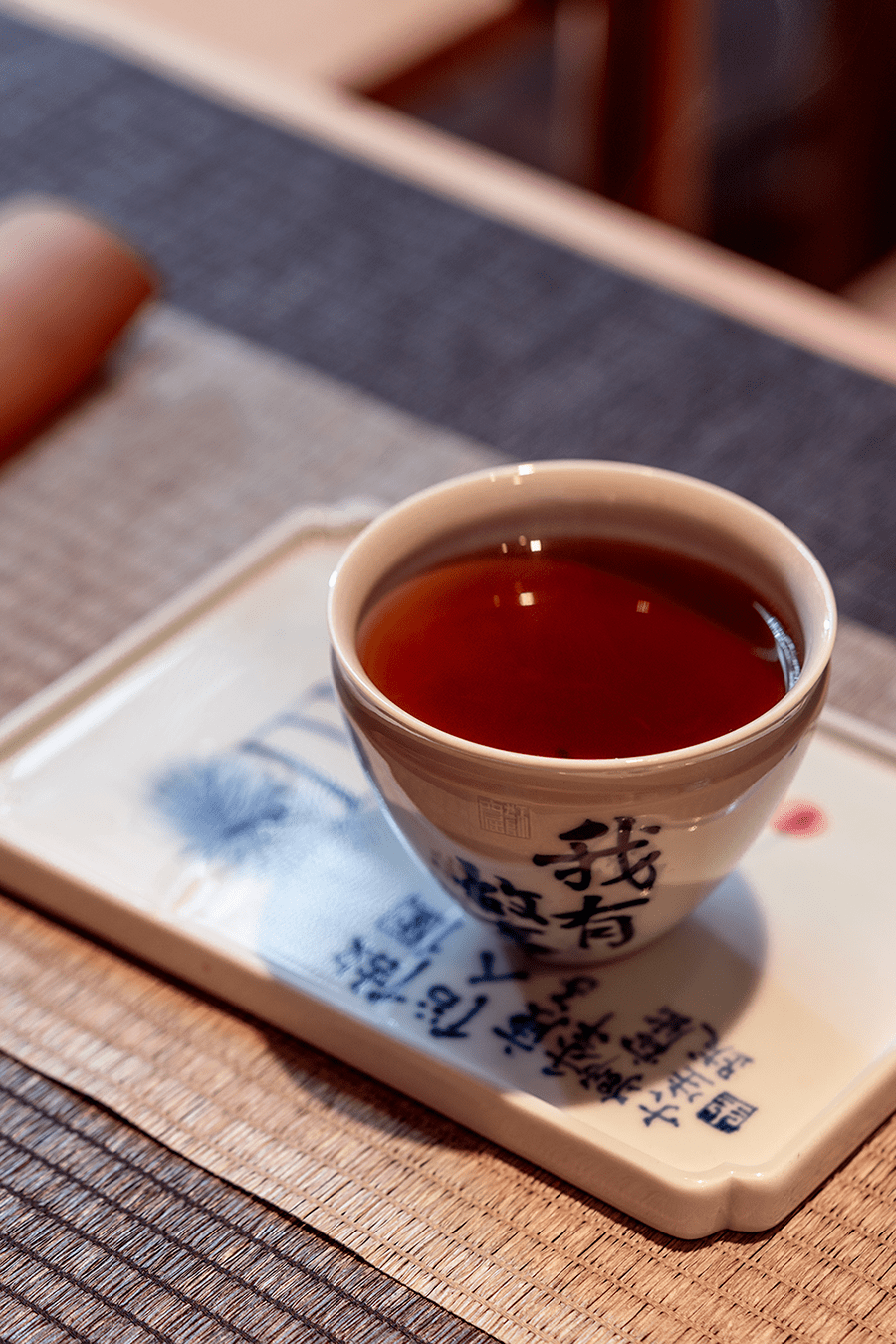 浮生若梦,持杯,品一杯清茶,一切入幽美邈远的意境,放下,享受茶带来的