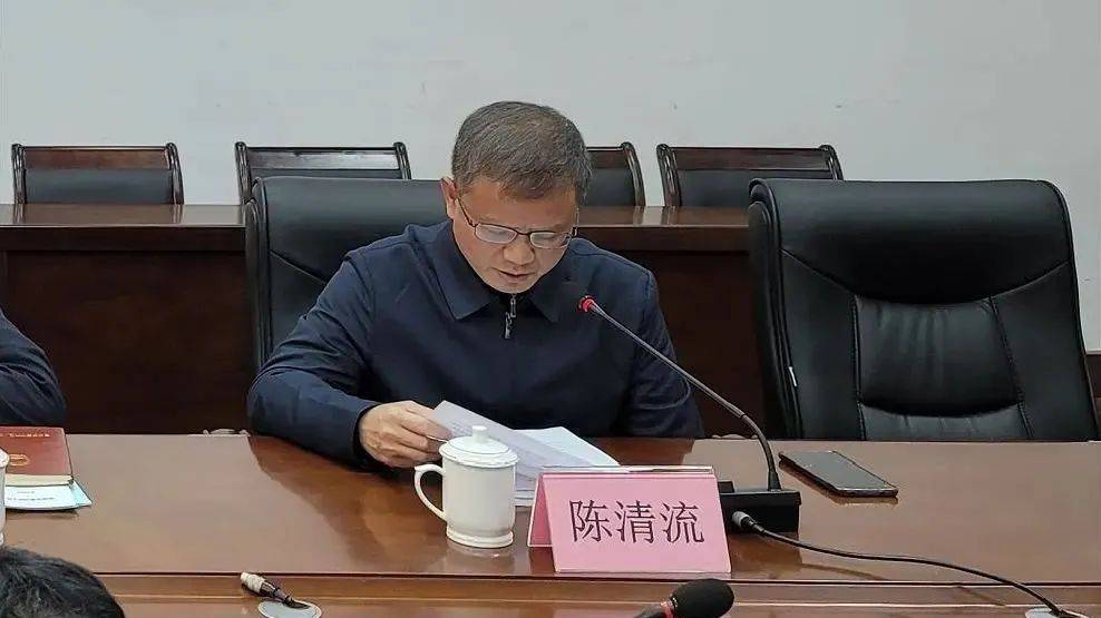 市财政局局长陈清流主持会议会上,团市委书记赖建波解读了《高州市