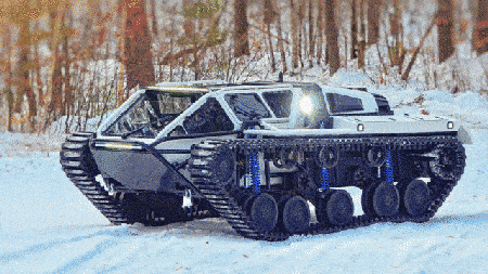 这么说吧,ripsaw ev2 拥有绝对的通过性,一旦开上它,你将不再需要马路