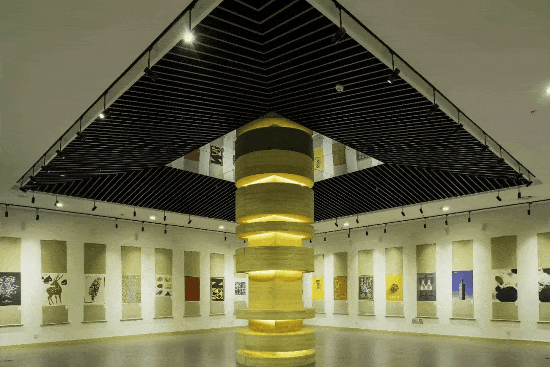 艺术馆内部空间分为上下两层 一层通过展示 贾平 凹的书画创作,文学