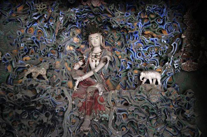 五彩悬塑倒坐观音人格化的仪表