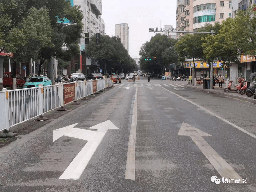 瑞州路与锦惠路交叉路口(交警大队门口)信号灯
