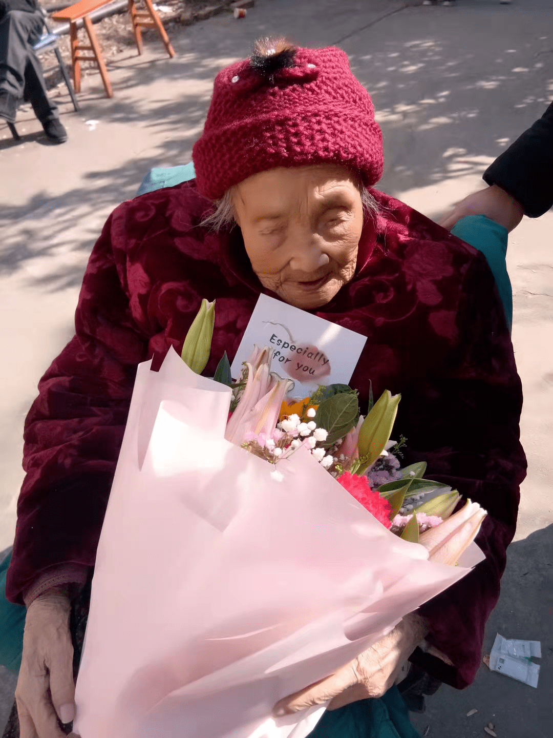 花甲又添四十岁月,古稀更添三十春光,百岁寿辰是多么欢