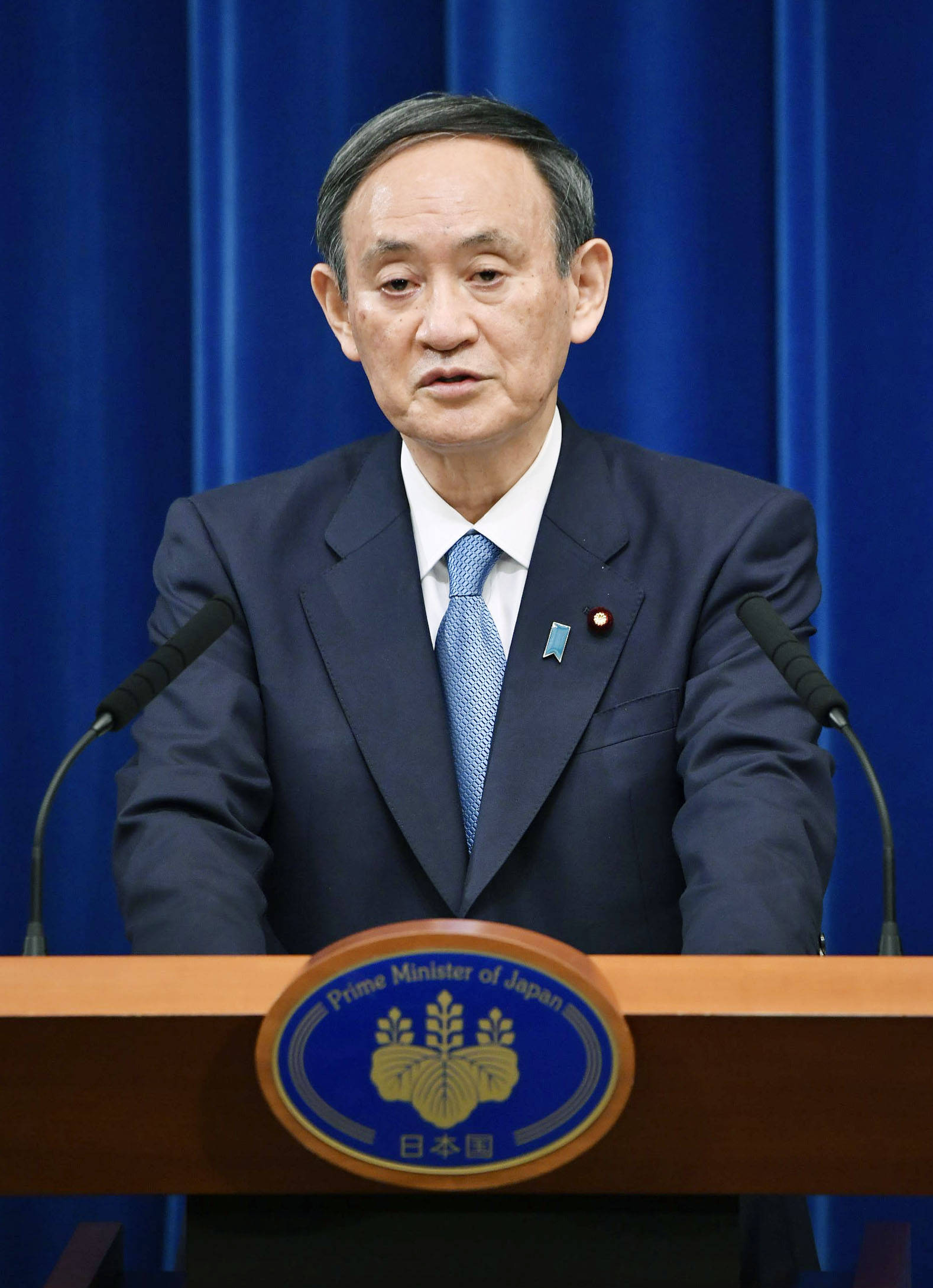 日本首相新年首次新闻发布会强调应对疫情紧迫性_菅义伟