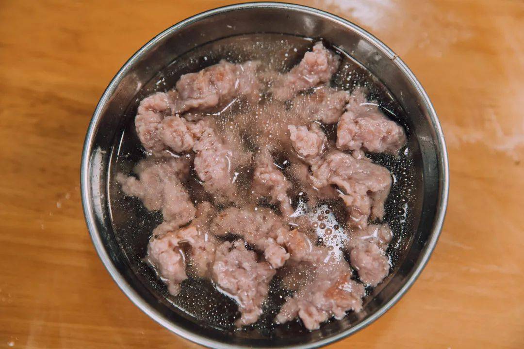 点了一碗牛滑做对比,依强的牛滑汤更清澈,口感偏紧实,而武仔牛肉的