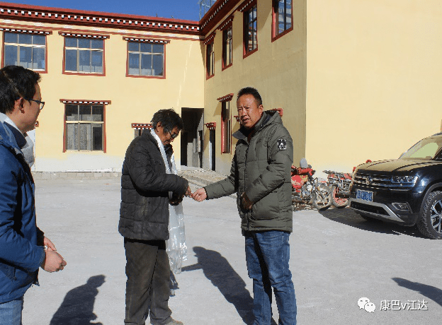 慰问过程中,达瓦康珠同志代表乡党委感谢他们为基层组织作出的贡献,并