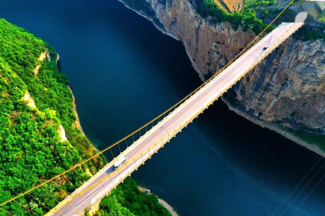 落脚河大桥(阿伟 摄)我们乘坐的是一艘快艇,司机就是快艇的主人,他