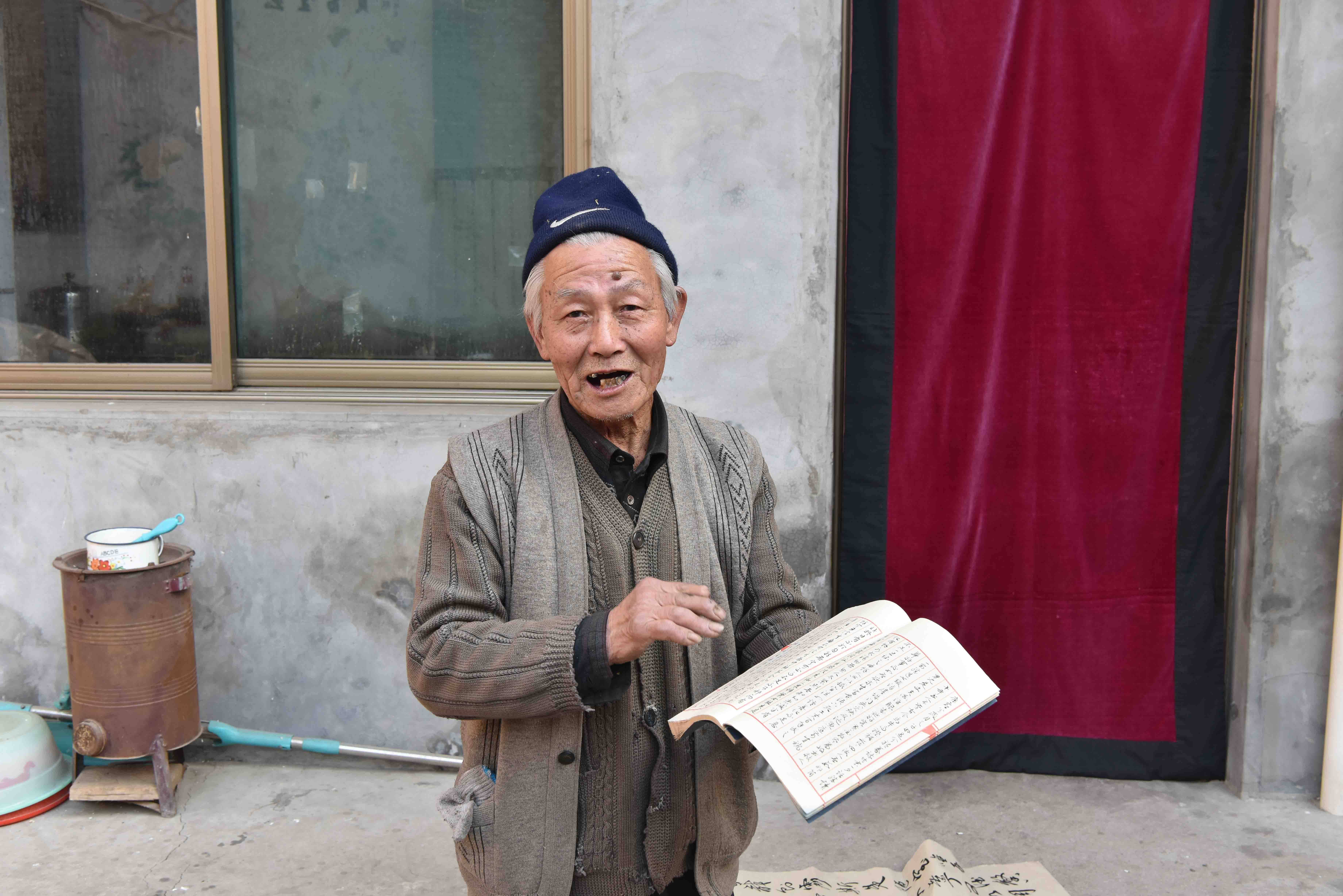 7旬农村大爷喜爱书法书写百页行草无差错专家看走眼