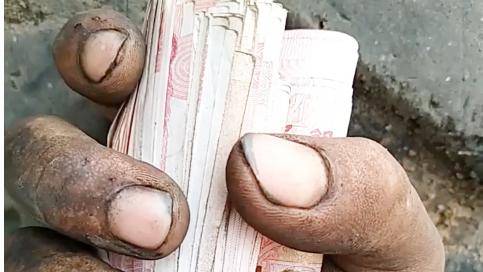 今天一天赚的辛苦钱后面是我们老板