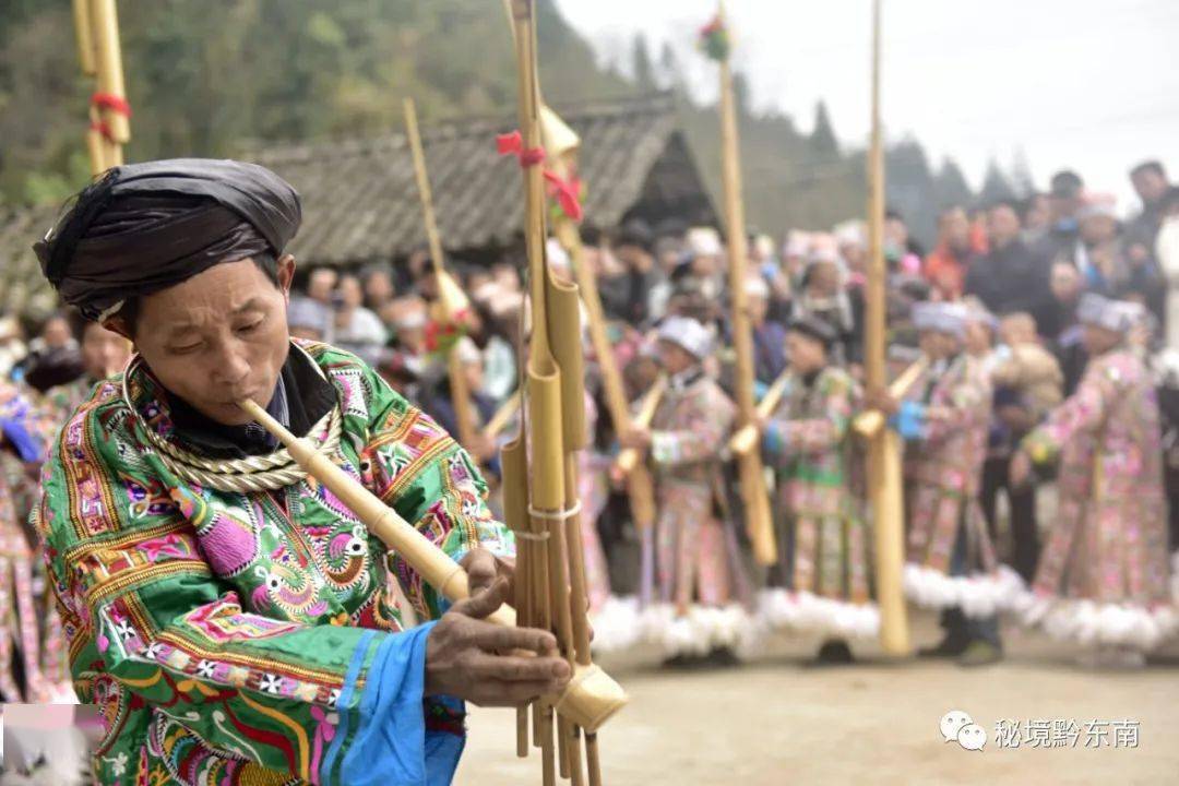 在榕江縣定威鄉功臺苗寨,苗族同胞吹蘆笙歡度鼓藏節