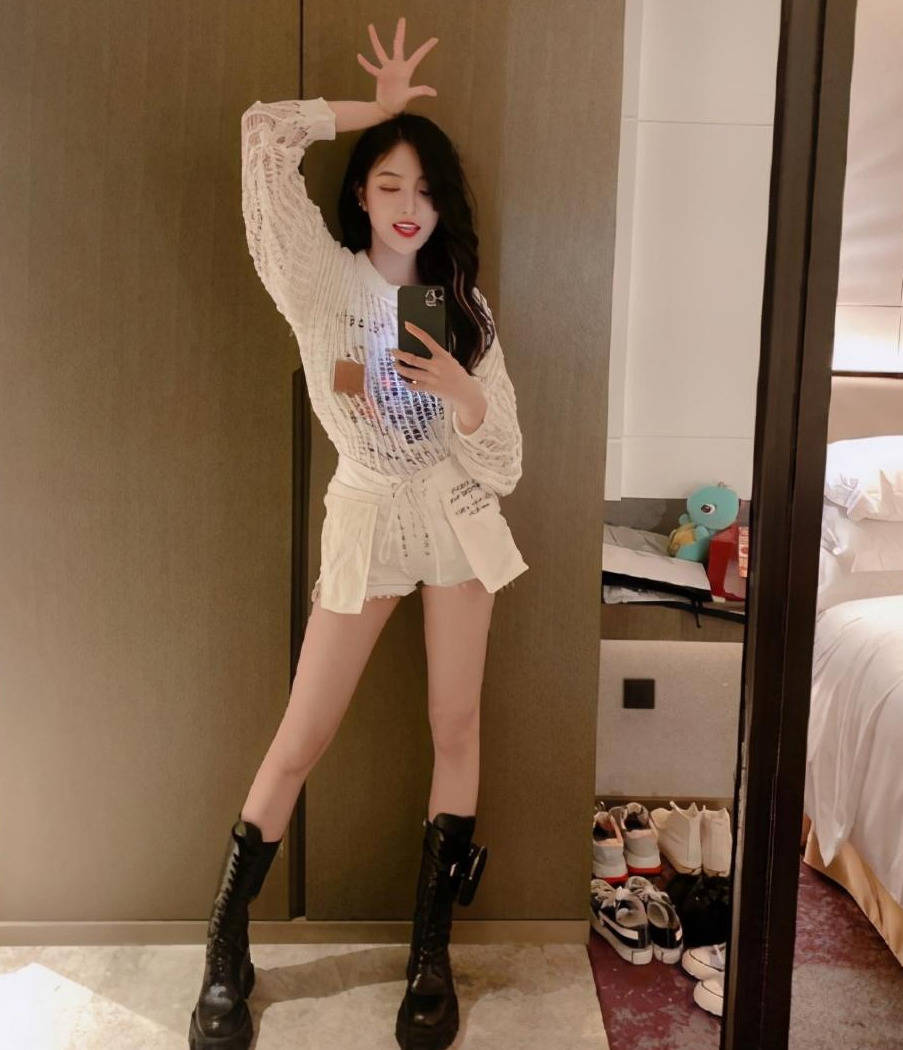 吴宣仪是长腿成精了吧?简单坐着都可以让人感受到她比例有多好_优势