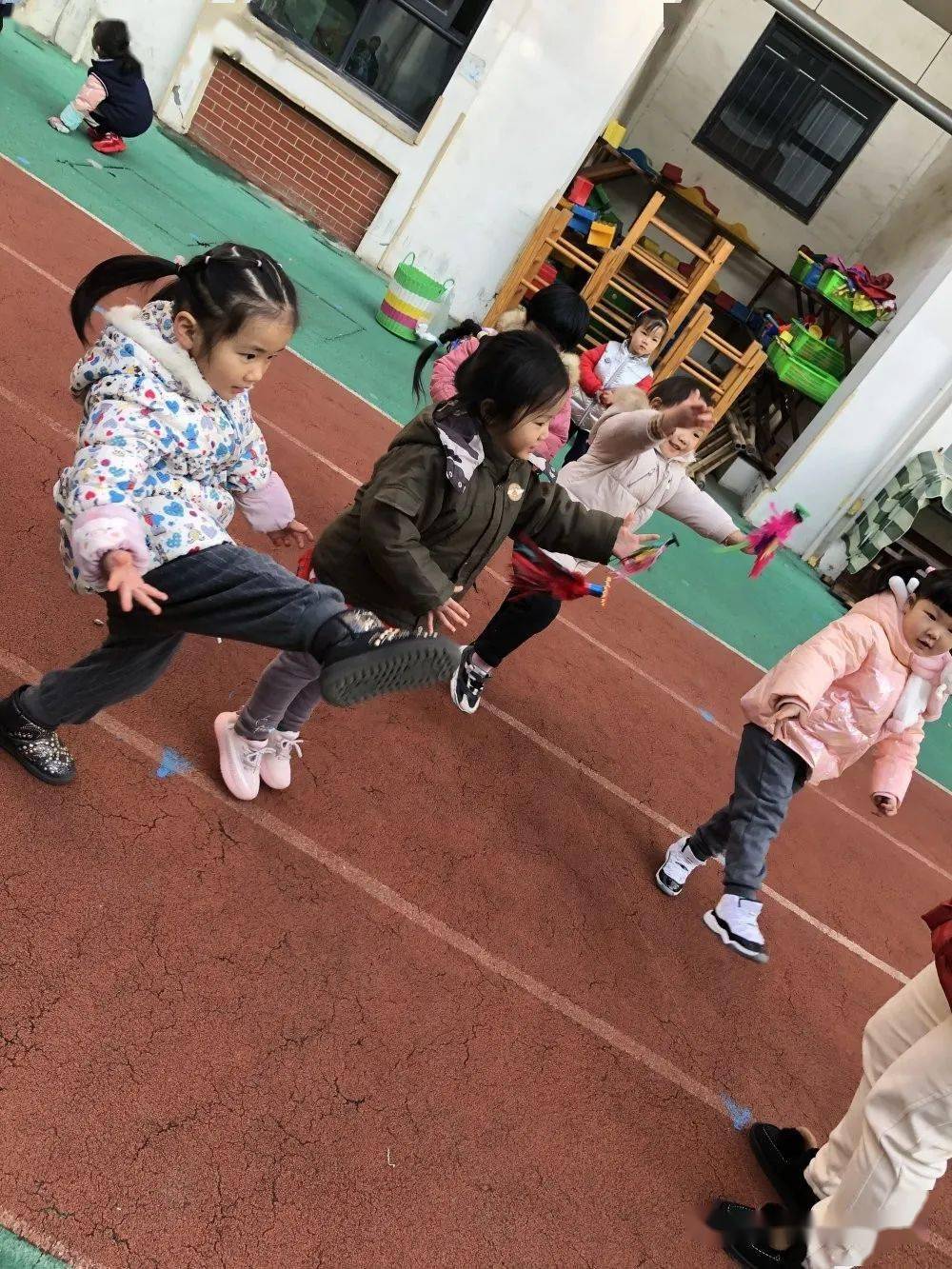 亲子时光玩爸爸妈妈小时候的游戏踢毽子