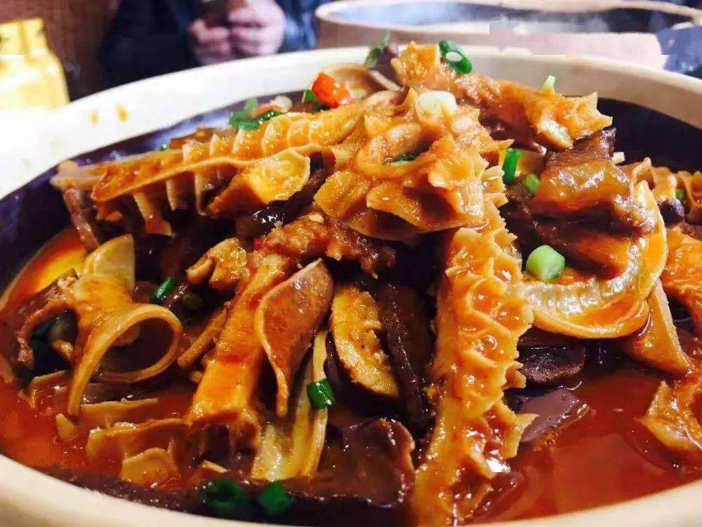 堆得跟小山一样的牛杂到店必点的,满满一大锅常德牛杂煲吃起来那叫一