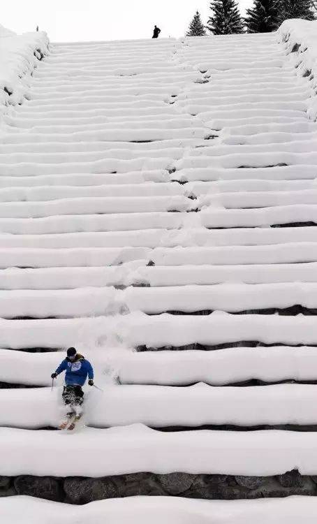 滑雪场游客被电线绊倒图片