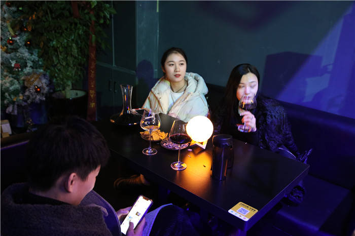 音乐配美酒,聚会配潮男靓女,醉坊清吧music club为大家提供一个听音乐