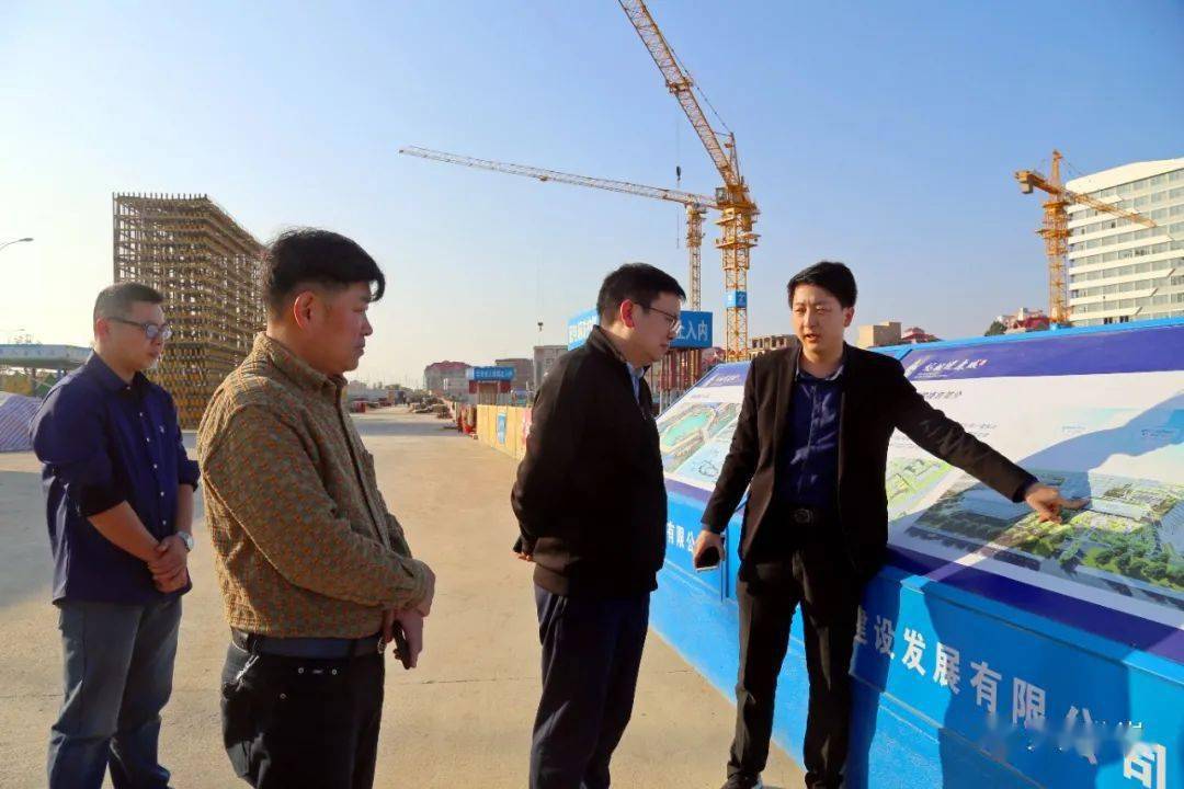 近日,美械宝董事长覃兴烔一行到北岸考察健康产业项目,区领导王国斌