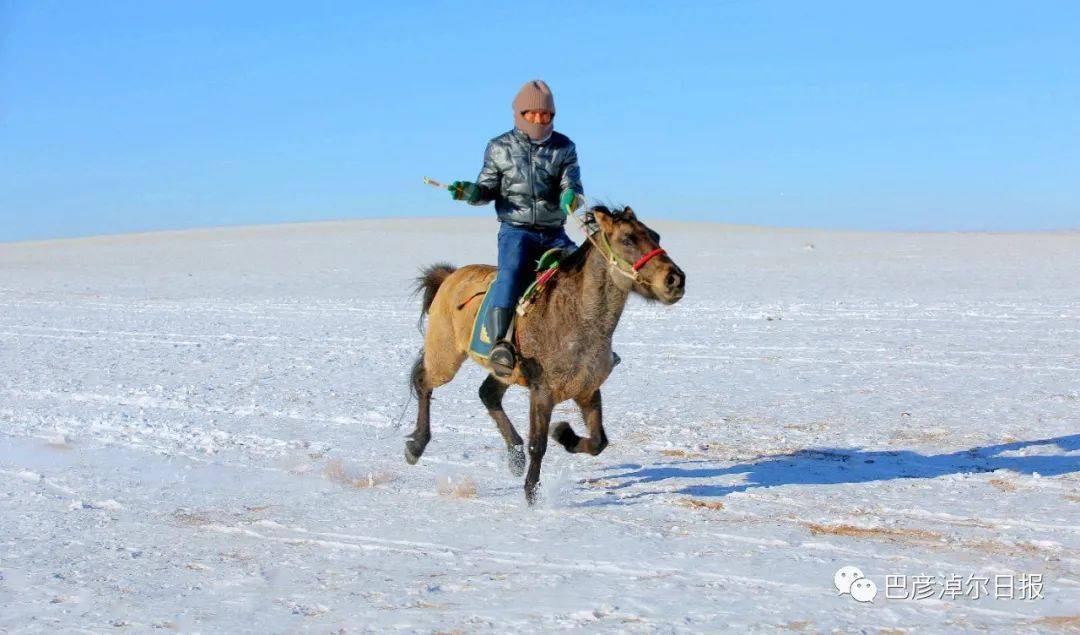 骏马奔驰 你追我赶 铁蹄翻处 碎雪飞溅 空阔的雪地上 马鞭挥舞