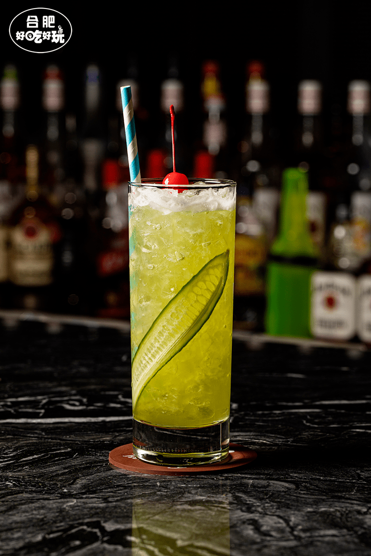 甚至有五彩缤纷的箱子鸡尾酒,cp组队的蓝色夏威夷.