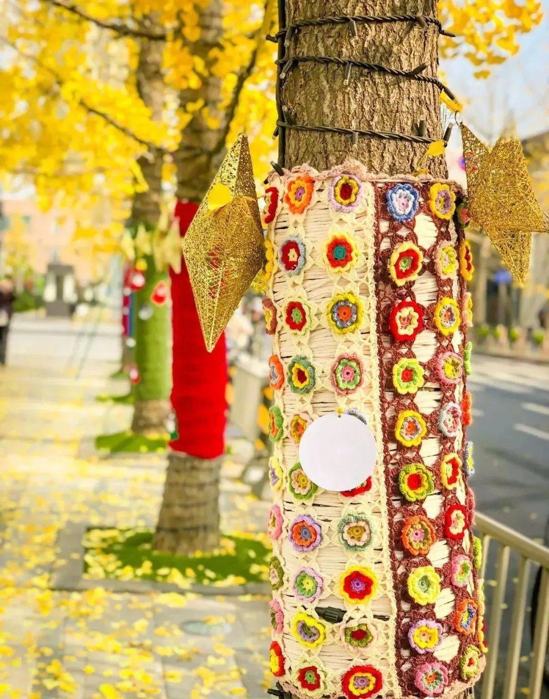 来给大树穿花衣,让孩子一起参与,都可以使户外生动活泼,任何鲜艳的