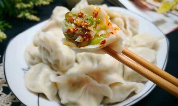 原创蒜苔猪肉饺子,鲜香又不腻,老人小孩都喜欢