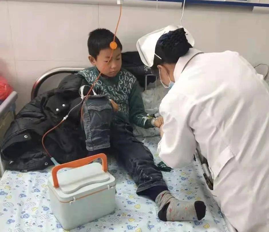 那些被糖尿病折磨的孩子躲在厕所打针