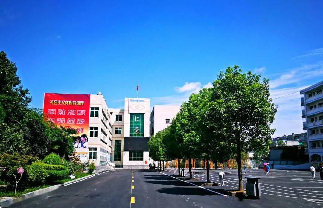 南阳市第十二中学校特色引领文明路奋斗浇灌幸福花