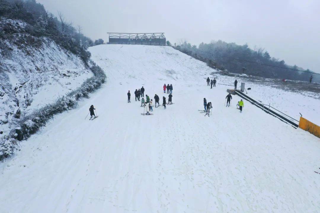 今年冬天,不用去东北,在武义就可以滑雪啦!当然是和雪来一场亲密接触