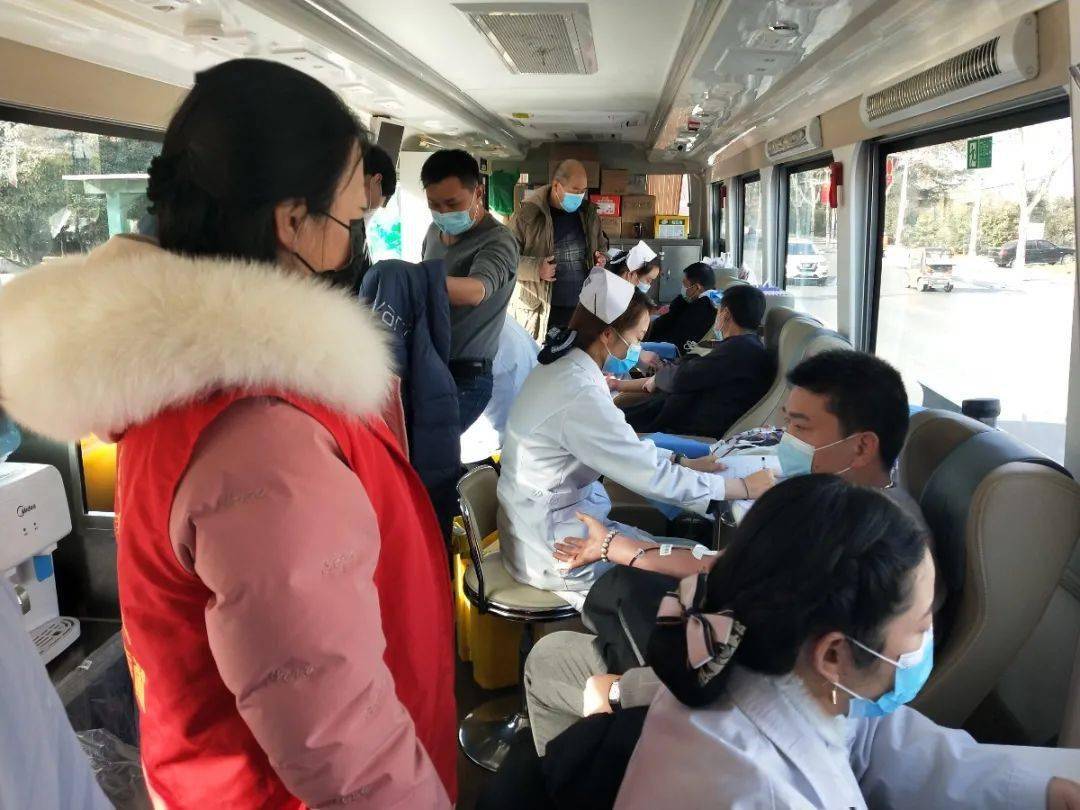 爱满献血车//////////爱我吉利,担当奉献//////////副区长蒋向阳(左二