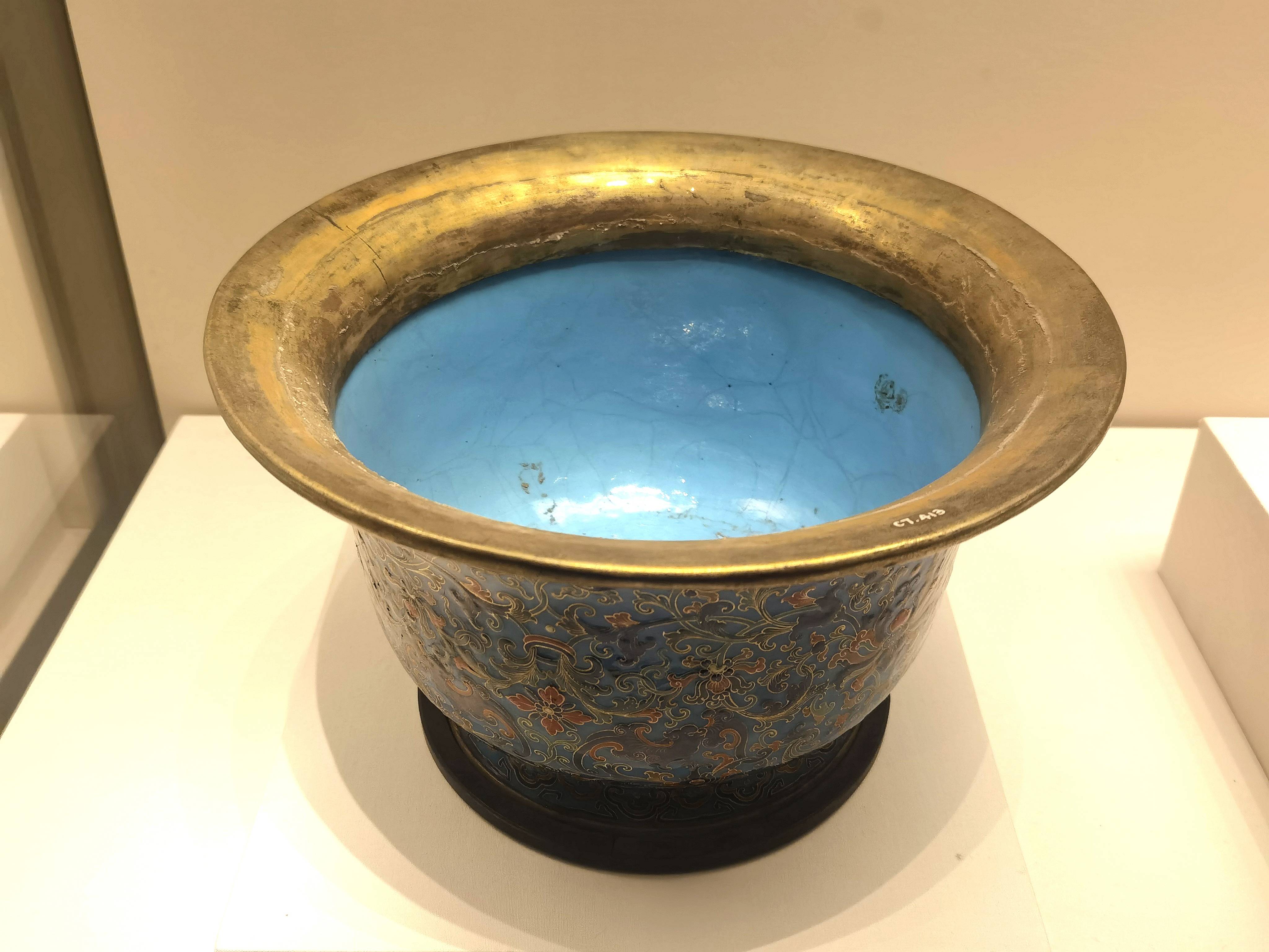 看见文物清朝铜胎画珐琅蝠莲纹花盆