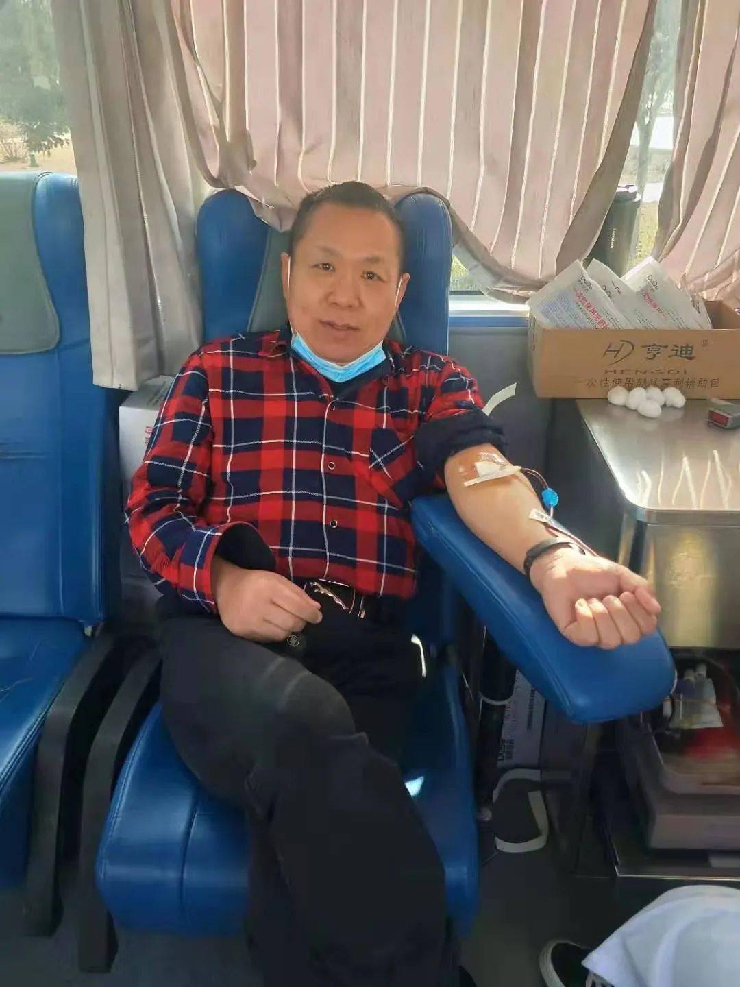 副区长蒋向阳(左二)来到现场慰问献血者//////////爱我吉利