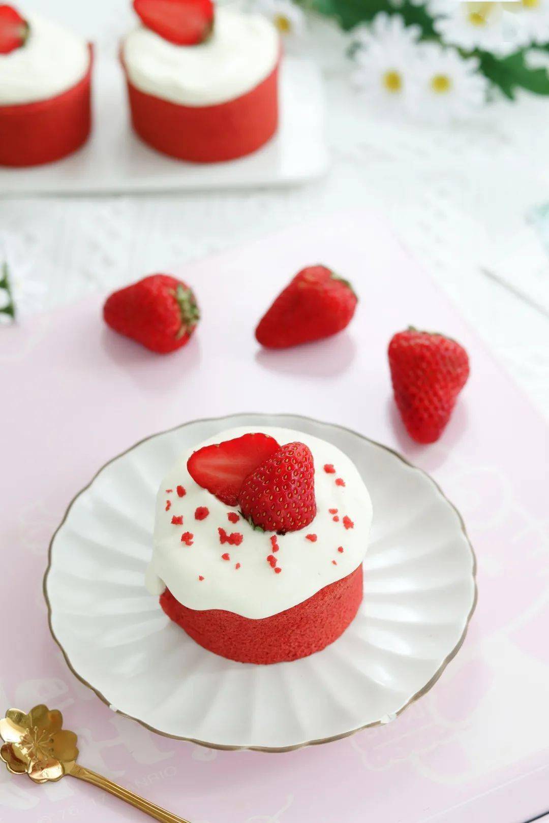 学厨烘焙 ▏草莓季来了【红丝绒奶盖卷】—— kt7024 不沾方盘_蛋糕